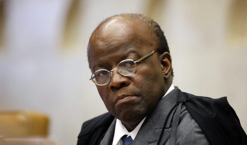 Joaquim Barbosa declara voto a Fernando Haddad