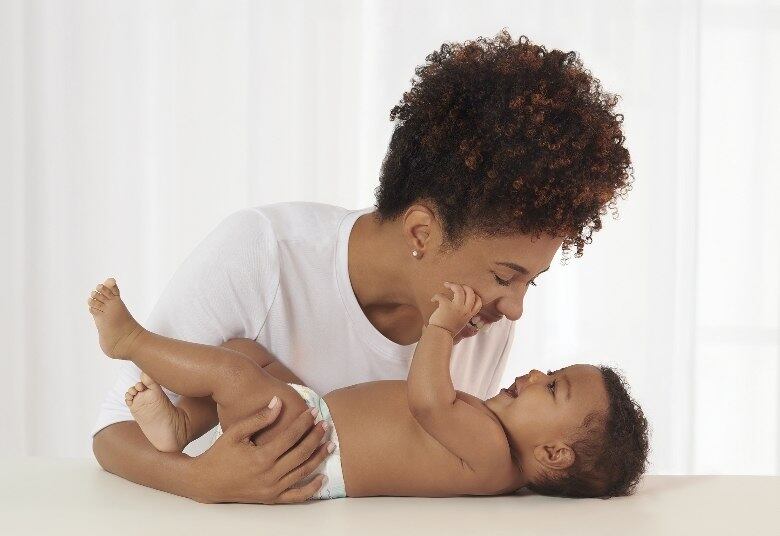 Há também as ações capazes de
criar um ambiente hostil ao desenvolvimento psicoafetivo das crianças, explica
Mariana. “Toda atitude de violência, punição, seja física ou emocional acaba
prejudicando. É bom criar hábitos saudáveis de conversar com o filho desde a
primeira infância, que é a principal fase de desenvolvimento da personalidade”,
conta. A especialista ressalta ainda que somos reflexo das crianças que fomos:
“Que tipo de adulto você quer que seu filho seja?”, questiona.