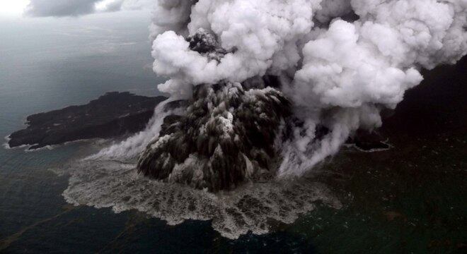 Autoridades alertaram que a cratera do Anak Krakatau continua frágil