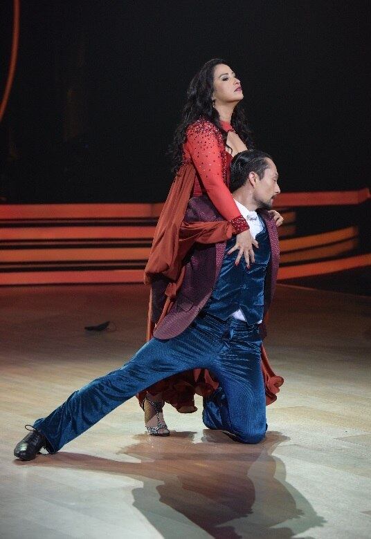 Fabíola Gadelha e seu técnico Bruno apresentaram uma valsa. Eles foram o primeiro casal da noite e aproveitaram a sensualidade da coreografia para trocar um beijo quente