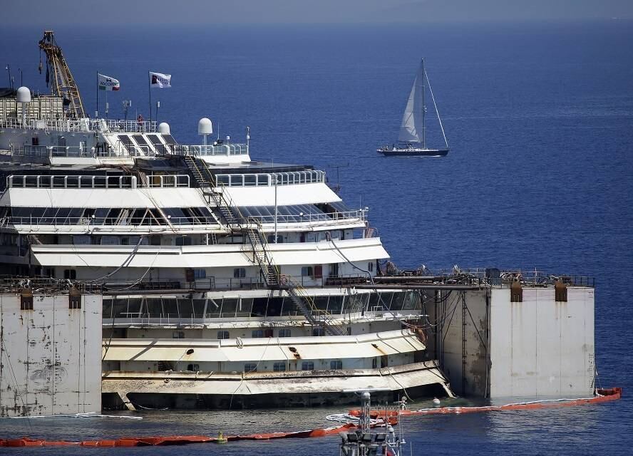 Especialistas e operadores de máquinas continuam em seus esforços para retirar o navio Costa Concórdia da ilha Giglio. 

O navio naufragou no local em janeiro de 2012, matando 32 pessoas e ferindo 64. 

De acordo com as autoridades, a carcaça do navio será transportada até Gênova, onde será desmontado 