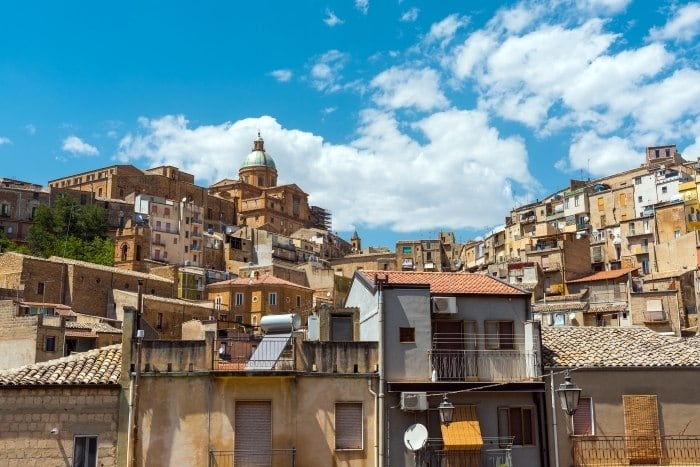 Há também a opção de comprar uma casa para passar as férias, que era o objetivo inicial de Felici, mas são poucas as pessoas que têm condições de manter um imóvel fora do Brasil. "Na verdade esse valor acaba se somando à compra e a gente
achou que era um empreendimento muito caro, que não valia a pena", diz o médico