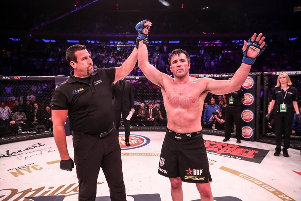 O americano Chael Sonnen levou a melhor sobre o brasileiro Wanderlei Silva, na disputa principal do card no Bellator 180, em Nova York, na noite do último sábado (24). Wand se deixou envolver pela estratégia pegajosa do oponente e, sem conseguir se livrar, perdeu por pontos merecidamente