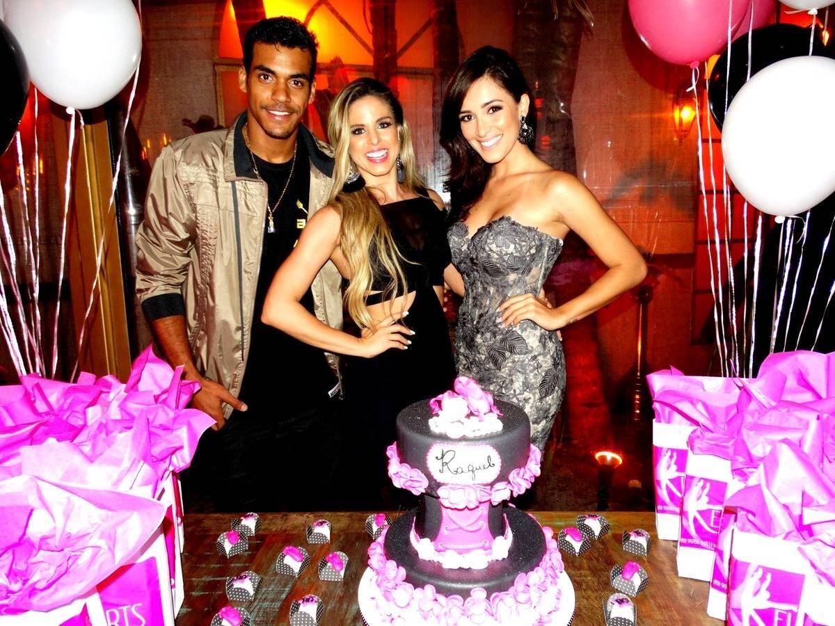 O ator Marcelo Mello Jr., que divide o palco com a loira no quadro Dança dos Famosos, esteve na festa
