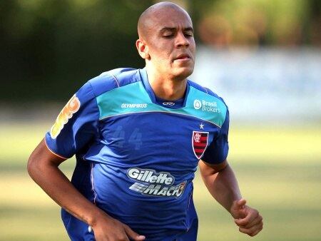 Alex Silva surgiu como grande promessa na base do São Paulo. No entanto, o zagueiro passou por muitas situações polêmicas, que mancharam sua carreira. Pode ser uma boa opção para muitos times brasileiros quando se recuperar da lesão sofrida no Boa Esporte
