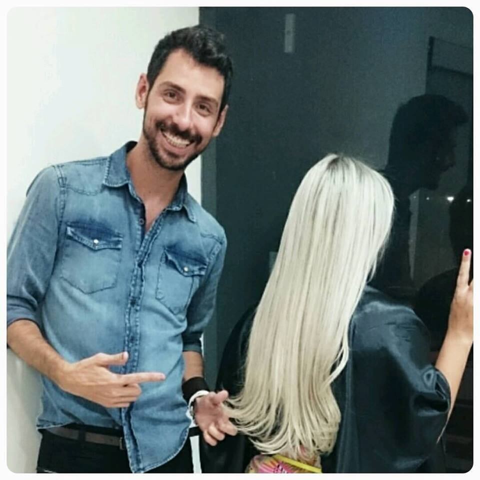 Ricci fez
fama na região pelo trabalho com tinturas. Ele era procurado por mulheres de todas
as idades e tinha o costume de exibir os trabalhos na internet