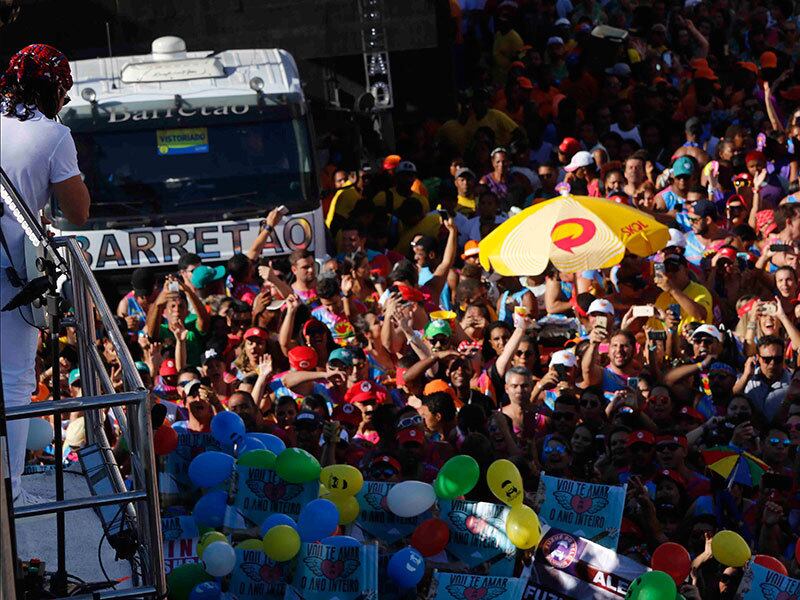 O cantor escolheu um repertório com grandes sucessos para comandar a folia