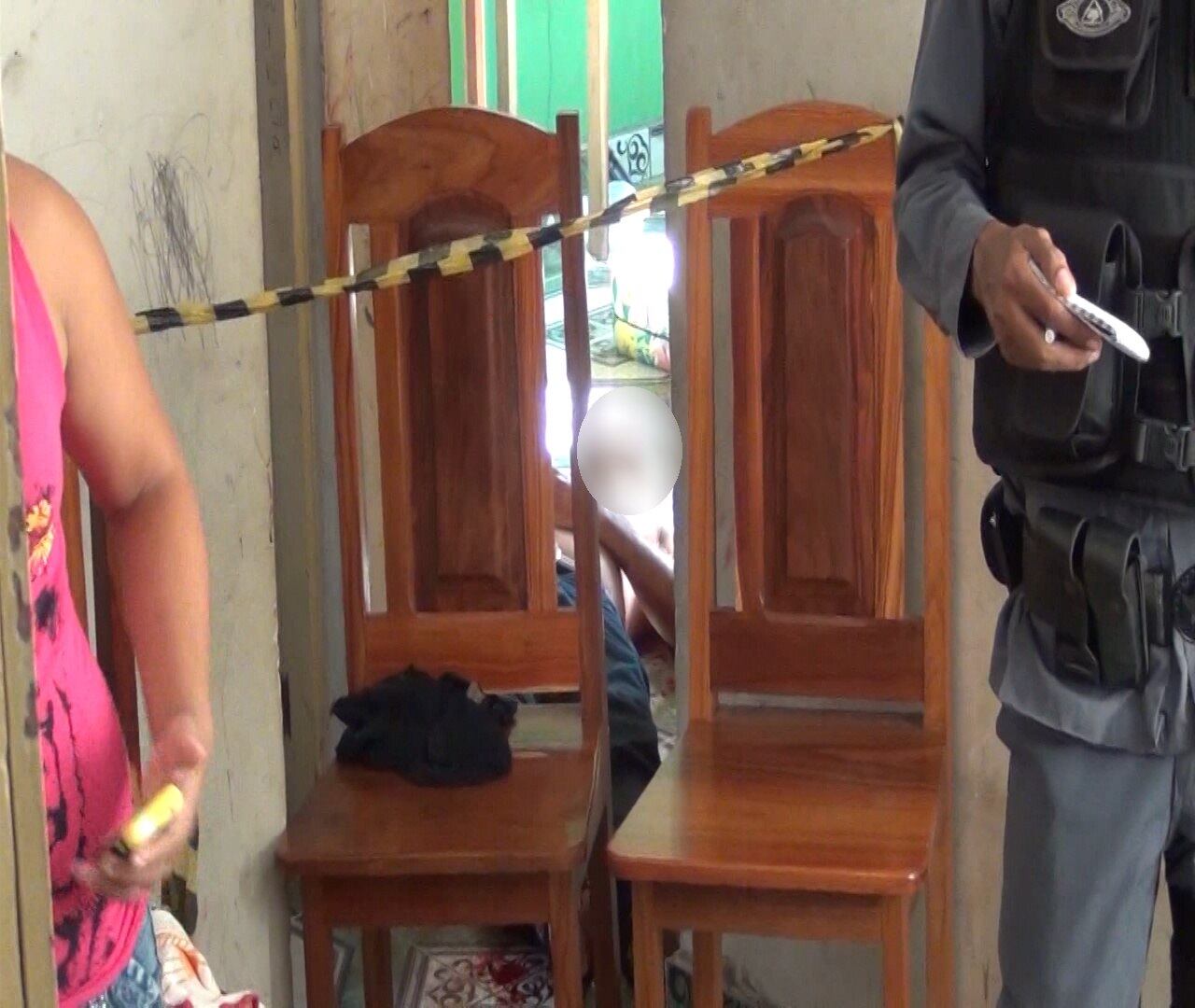 O crime ocorreu no domingo (6). Segundo informações da polícia, a vítima e a suspeita discutiam constantemente. No entanto, ele estaria brigando com a mulher naquele dia, mãe da garota, mas a menor se irritou e desferiu a facada 