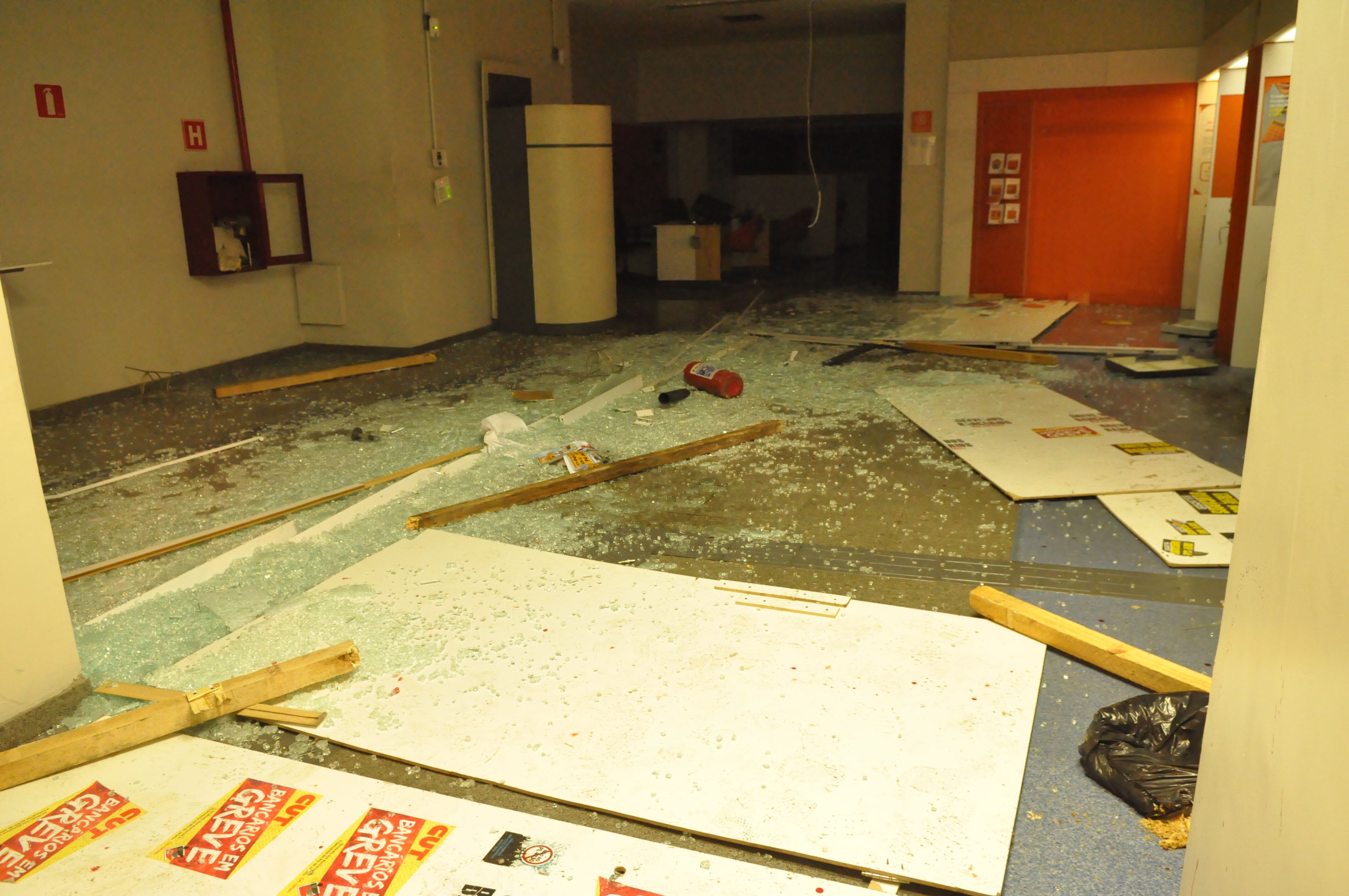 Agências dos bancos Itaú, Bradesco e Banco de Brasil foram pichadas e tiveram vidros quebrados