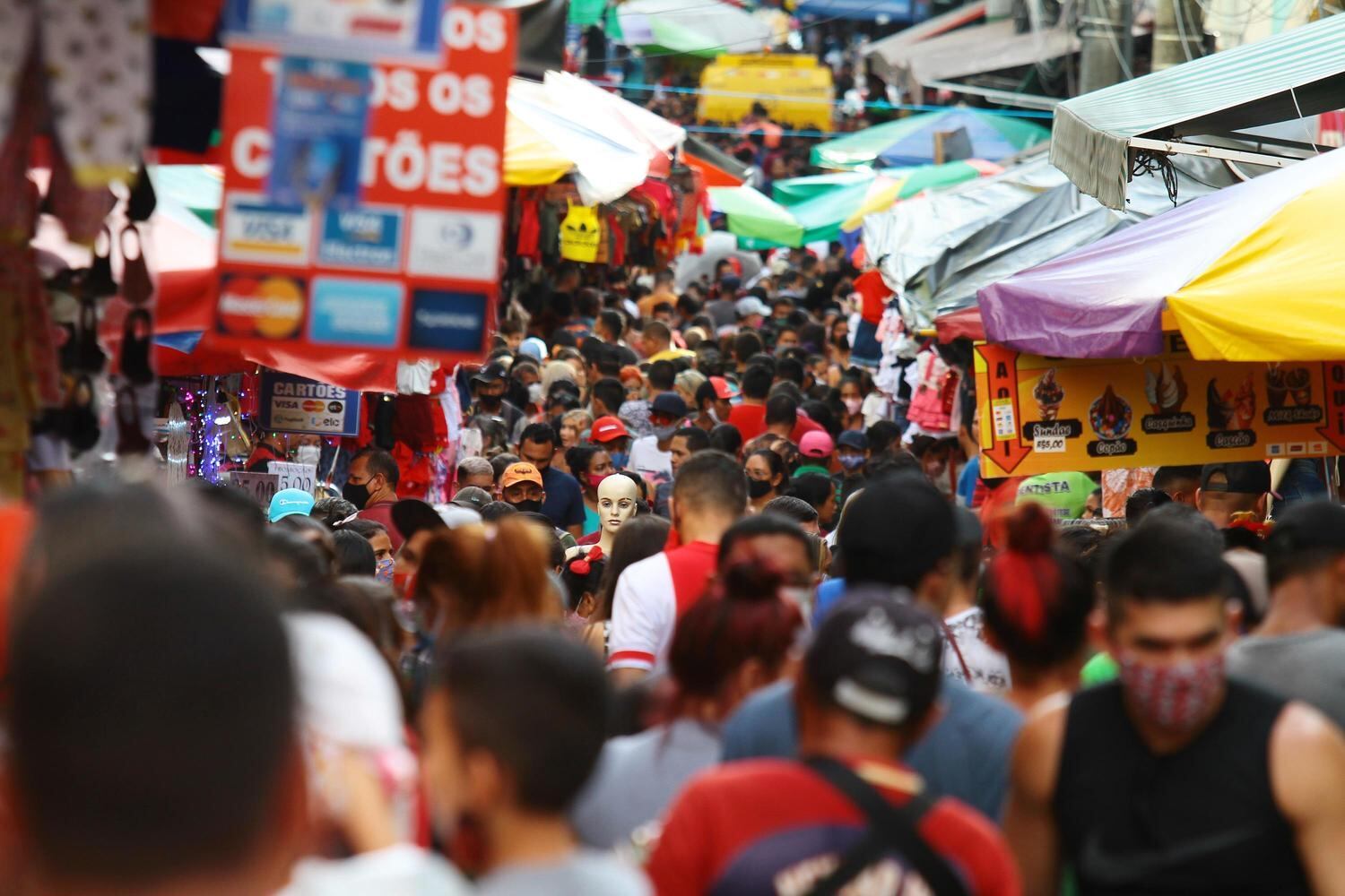 Brasil voltou a registrar alta nas médias móveis de novos casos e óbitos diários