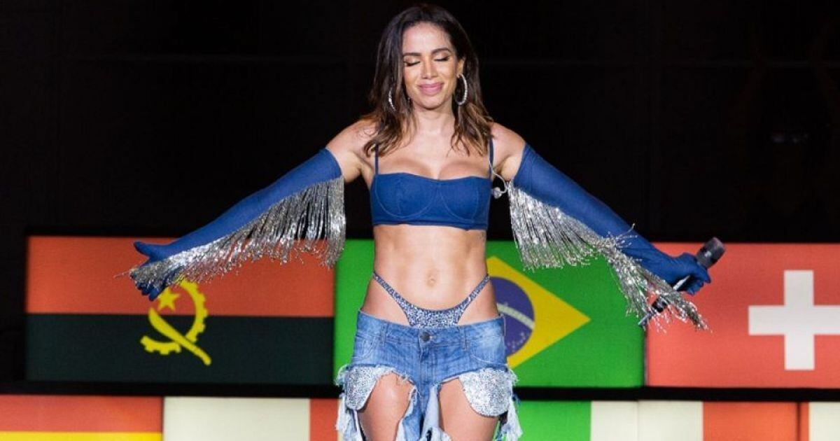 A estátua foi inaugurada com a presença da cantora, que curtiu cada detalhe. A roupa na estátua foi doada por Anitta, que escolheu a calça que ela usou no show do Rock in Rio 2019 (foto). E também incluiu o cropped que ela vestiu para o clipe Girl From Rio, com a inscrição em português: Garota do Rio.