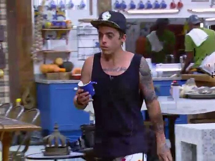 Comparações inusitadas foram outra marca do
vocalista. Em uma conversa com Robson Caetano, ele chegou a comparar o cuidado
com o comportamento que os peões têm que ter no reality show a um namoro.
— Cochilou, o cachimbo cai! Tem que dar
flores e abrir a porta do carro
+ Assista ao momento: Com 44,38% dos votos, DH é o grande vencedor da sétima temporada da Fazenda
+ Relembre alguns dos banhos sensuais que marcaram a Fazenda 7
+ Reveja as maiores amizades criadas entre os peões em A Fazenda 7
+ Reveja as maiores brigas e barracos da sétima edição do reality
+ Reveja os peões que mostraram mais do que queriam no reality
+ Reveja os peões mais polêmicos de A Fazenda 7