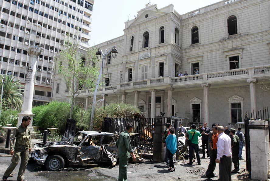 Decidido a não deixar o cargo, ele partiu para um endurecimento contra a oposição, temendo inclusive retaliações caso perdesse força, por ser da minoria alauita. Isso gerou um conflito sangrento, vácuo político em muitas regiões e fortalecimento de grupos terroristas, como o EI (Estado Islâmico)

Conheça
o R7 Play e assista a todos os programas da Record na íntegra!

