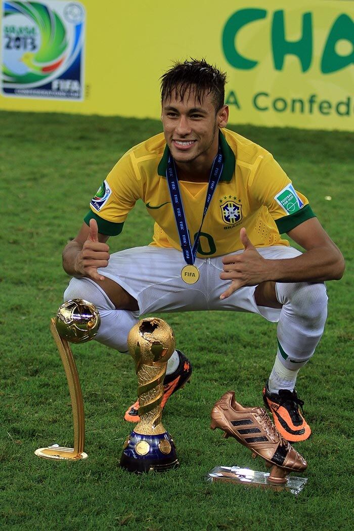 Neymar acabou de tornar-se campeão da Copa das Confederações e foi até escolhido o melhor jogador da competição, entre outros prêmios. De malas prontas para Barcelona, o craque revelou que gostaria que Wayne Rooney, atacante do Manchester United, se tornasse seu parceiro de clube