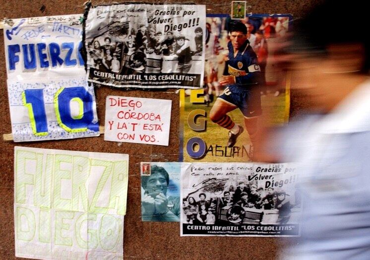Em 2004, a vida de Maradona quase chegou ao fim. O ex-jogador passaria mal após uma partida de seu clube do coração, o Boca Juniors e seria internado com problemas cardíacos e uma infecção pulmonar. Exames constatariam uma overdose de cocaína