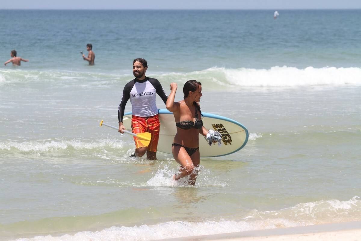 Bruno Gagliasso e Ricardo Pereira praticam stand up paddle na praia da Barra da Tijuca, no Rio