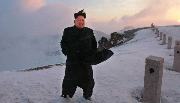 Não bastasse o tio, segundo um dissidente, ele mandou matar, por envenenamento, a tia Kim Kyong-hui, de 68 anos, por ela ter se queixado do assassinato de seu marido