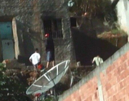 Imagens mostram a movimentação de jovens no imóvel