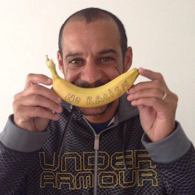 Na época do racismo ao lateral-direito Daniel Alves, Madjer mostrou o seu apoio ao brasileiro postando a sua foto com a banana e a hashtag: #SomosTodosMacacos