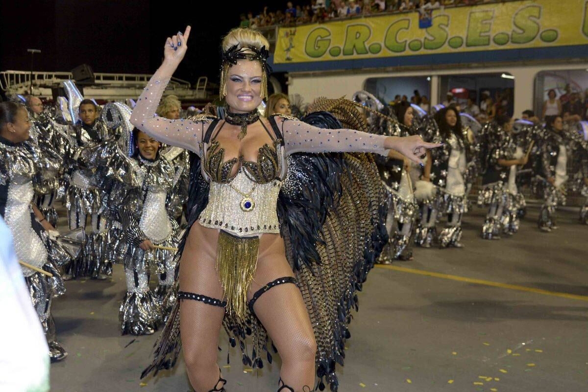 Veja como estava Ellen Roche no Carnaval 2014