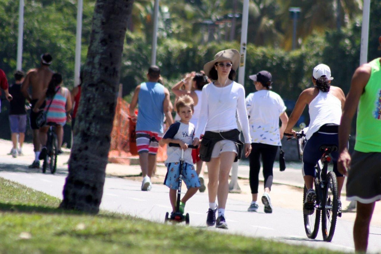 Enquanto a atriz caminhava, seu filho se divertia no patinete