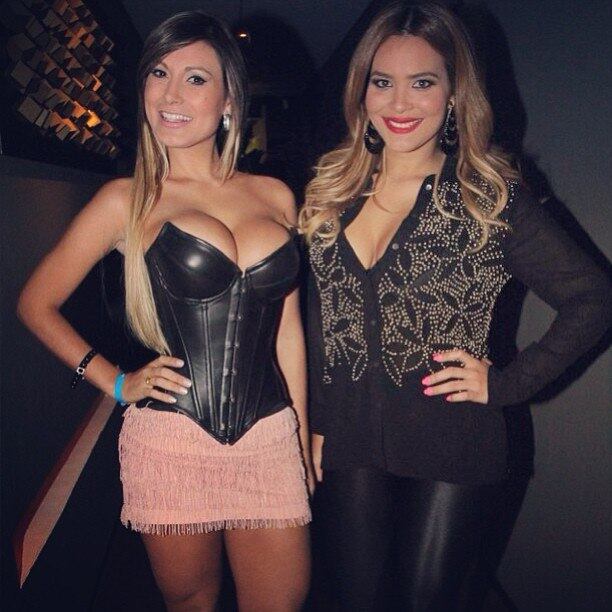 Geisy Arruda também esteve no local e posou ao lado da modelo