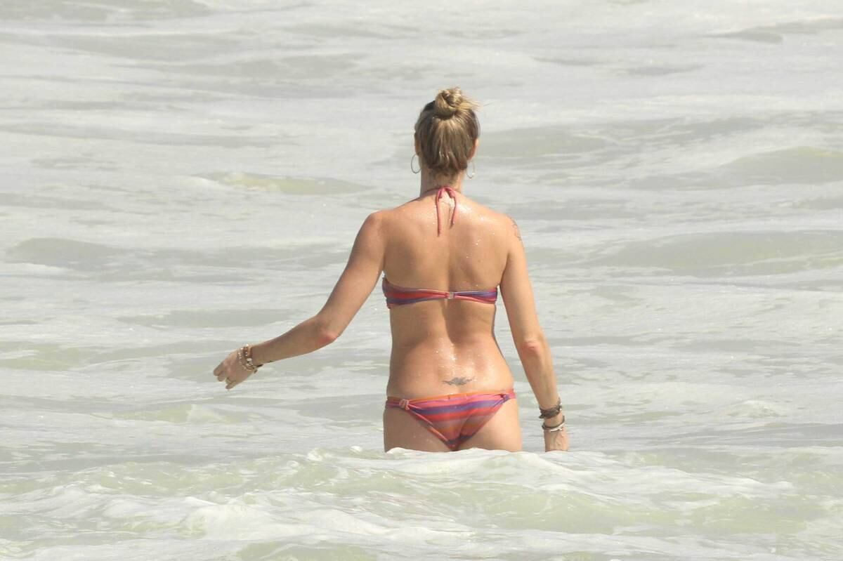 Casal aproveitou o bom tempo para da um mergulho no mar