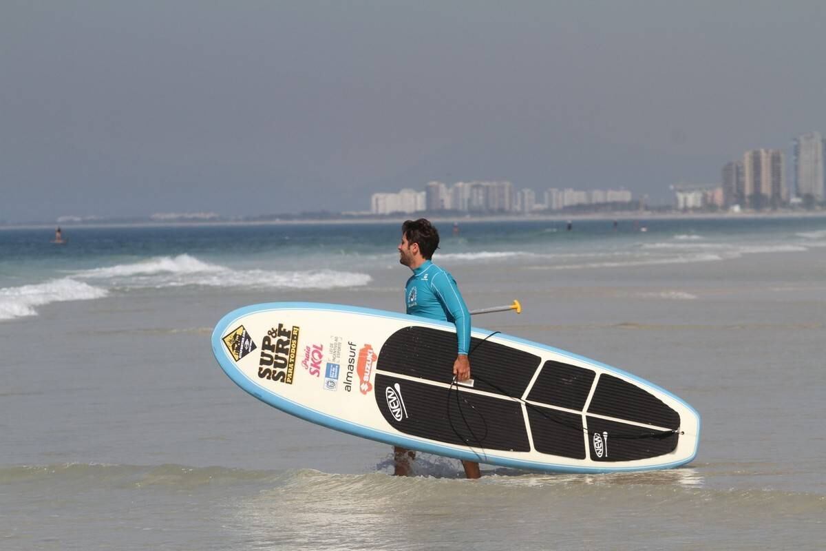 Bruno Gagliasso e Ricardo Pereira praticam stand up paddle na praia da Barra da Tijuca, no Rio