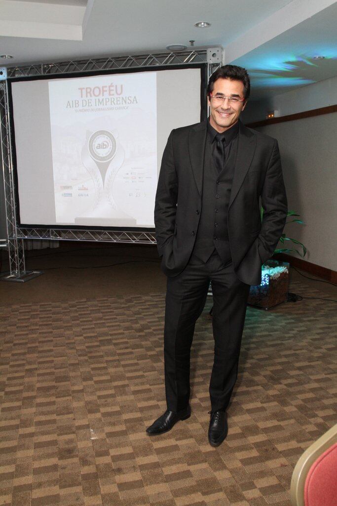 

Luciano
Szafir disse que David se parece com ele e com Luhanna Melloni, mãe da criança
e esposa do ator.

—Ele se parece com ele mesmo. Ainda é muito pequeno, mas já abriu os olhos. O
primeiro filho a gente sempre fica meio sem saber o que fazer, mas o segundo
deixa a gente mais experiente