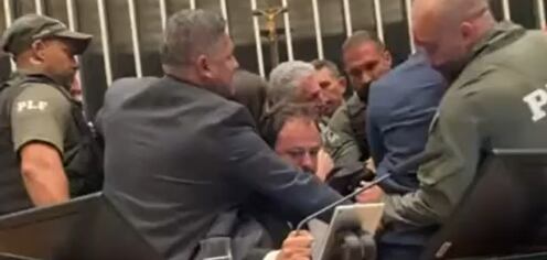 Glauber Braga foi retirado à força por policiais