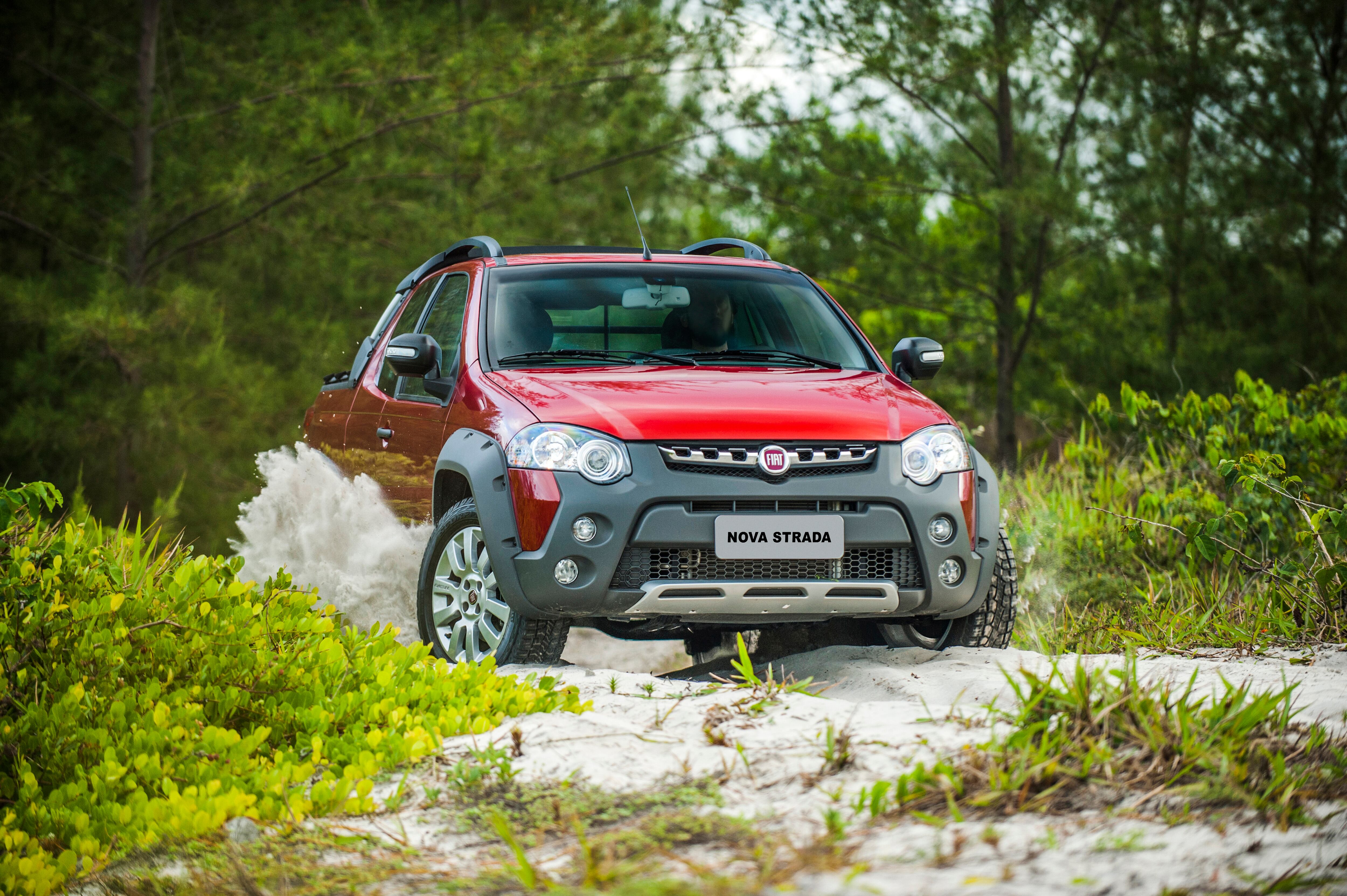 A Fiat implementou mudanças no visual em três versões da Strada: Working, Adventure e Trekking - as duas últimas, reestilizadas em 2012, não tiveram mudanças na dianteira