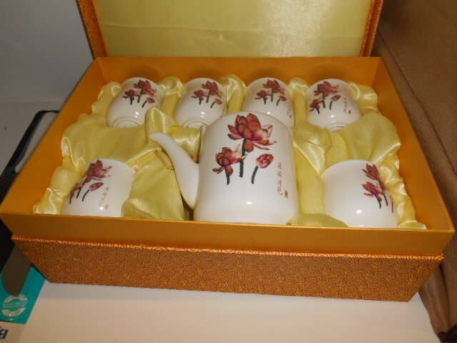 O leilão já está no ar e será finalizado na quarta-feira (12) ao meio-dia. O conjunto com bule, xícaras e pires (foto), por exemplo, tem lance inicial de R$ 30. A equipe do R7 procurou a petroleira, mas não foi atendida até a publicação dessa reportagem