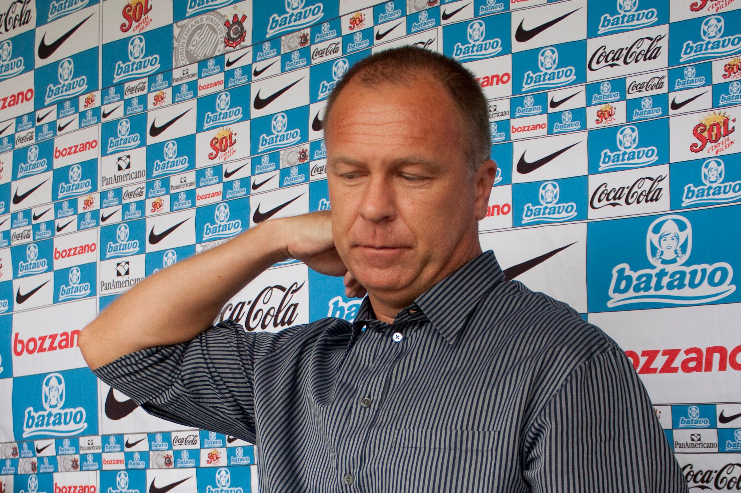 Edu tem mantido contato constante com Mano Menezes, e a coletiva desta quarta também pode servir para a direção anunciar oficialmente a contratação do gaúcho. A apresentação de Mano, no entanto, ficará para o dia 6 de janeiro, junto com o restante do grupo