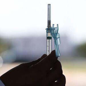 Diante do cenário da pandemia, especialista reforça a importância do investimento local para a produção de vacinas em território nacional