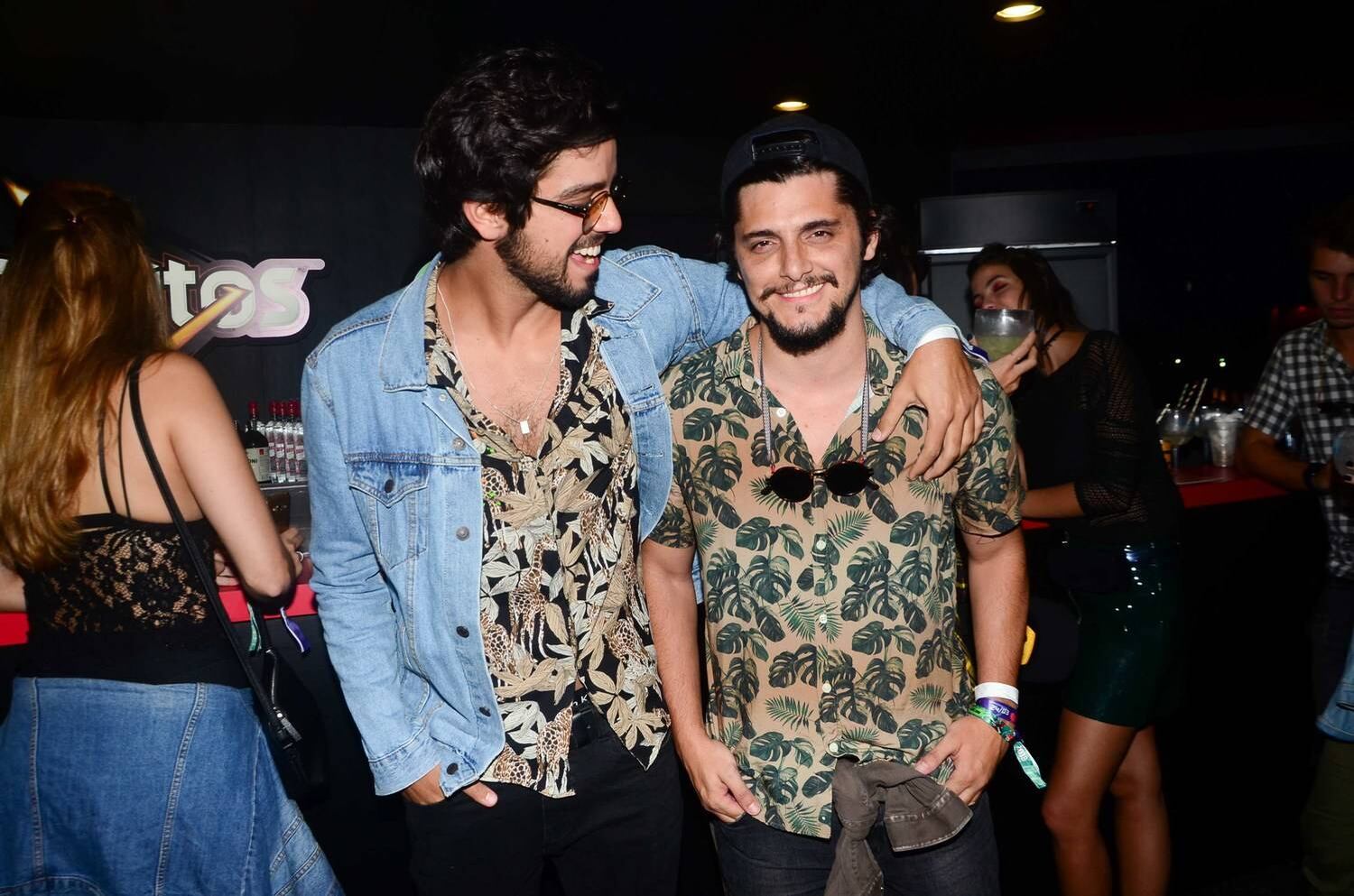 Os irmãos Rodrigo Simas e Bruno Gissoni usaram um look confortável para o festival