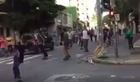 Motorista atropelou pelo menos três jovens na rua Augusta