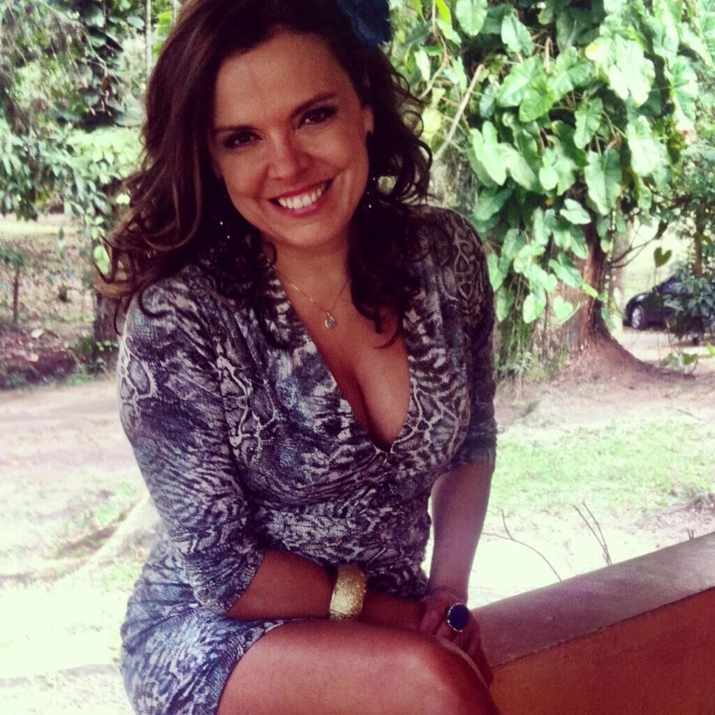 Marcella Muniz postou uma foto como sua personagem Geni: "Hoje é o dia dela nascer: Geni, em Dona Xepa. Boa sorte para essa equipe mara!"

