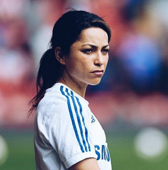 Eva Carneiro, ex-médica do Chelsea, famosa pela beleza e pela rusga com o técnico José Mourinho, largará o futebol e voltará a trabalhar na sua terra natal, em um clínica em Gibraltar, segundo informações do jornal inglês 'The Sun'

Assista aos programas da Record no R7 Play