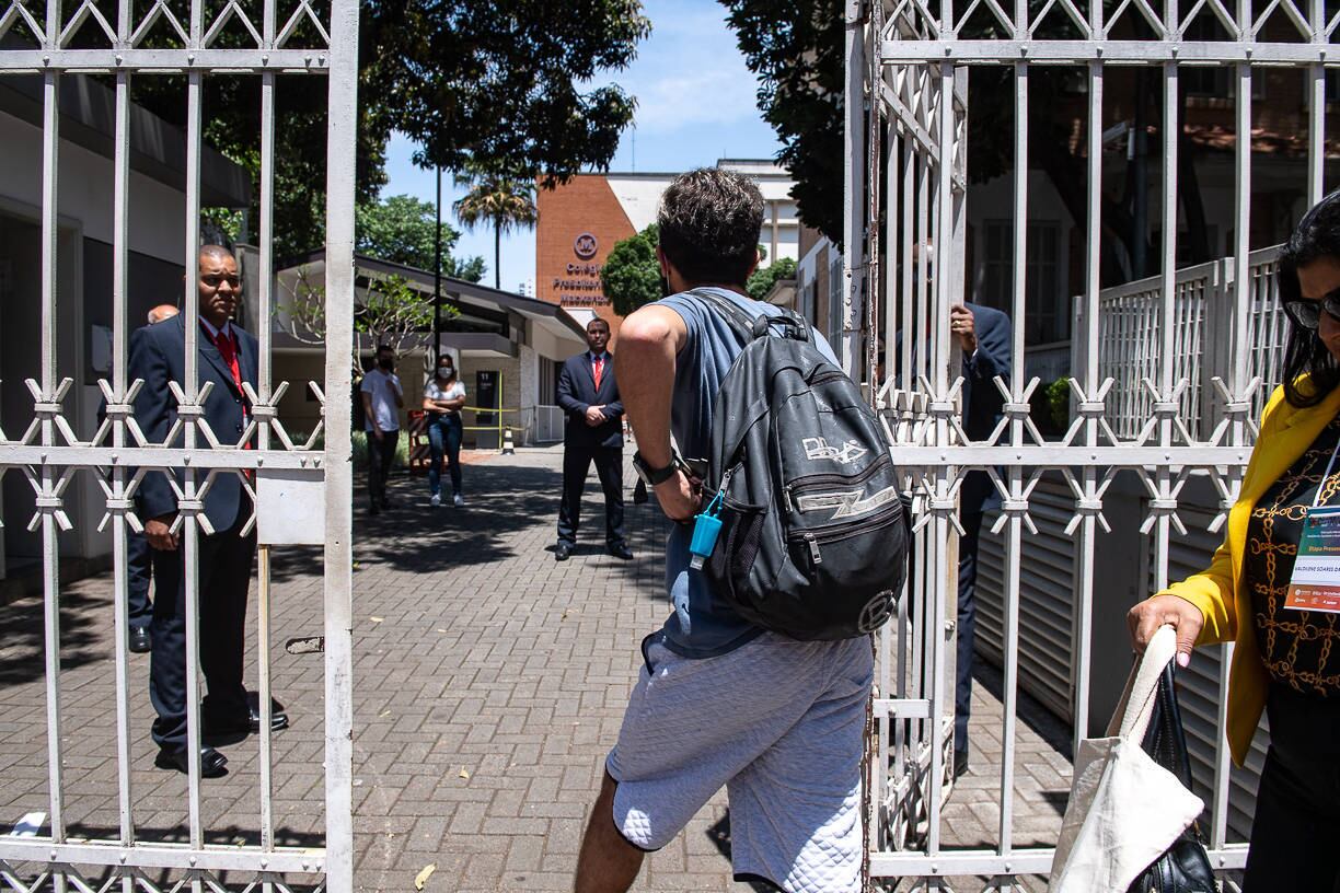 São Paulo, SP – 13.11.2022 – Enem, 2022, 1º dia – Candidatos acessam a entrada principal da Universidade Presbiteriana Mackenzie para fazer a prova de linguagens, códigos e redação no primeiro dia do Enem. Foto Edu Garcia/R7