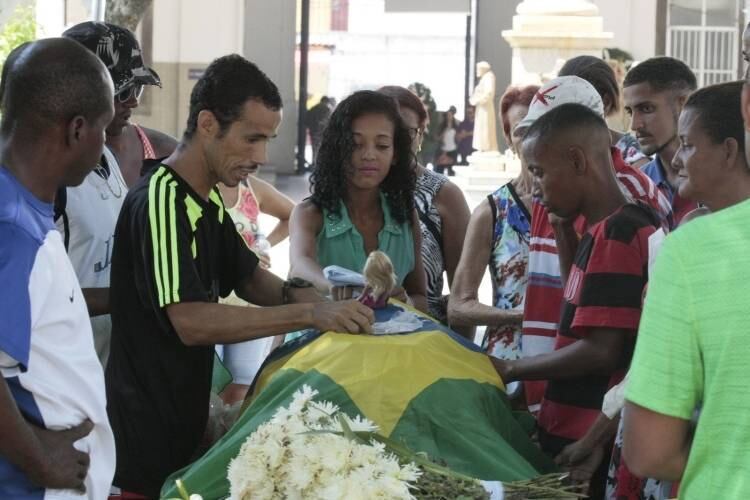 O corpo da menina Ana Carolina Flor dos Santos foi enterrado no Cemitério do Caju, na região central do Rio, na tarde deste domingo (3). A criança foi sequestrada e morta pelo pedreiro Alfredo Santos de Oliveira, de 53 anos, segundo a polícia