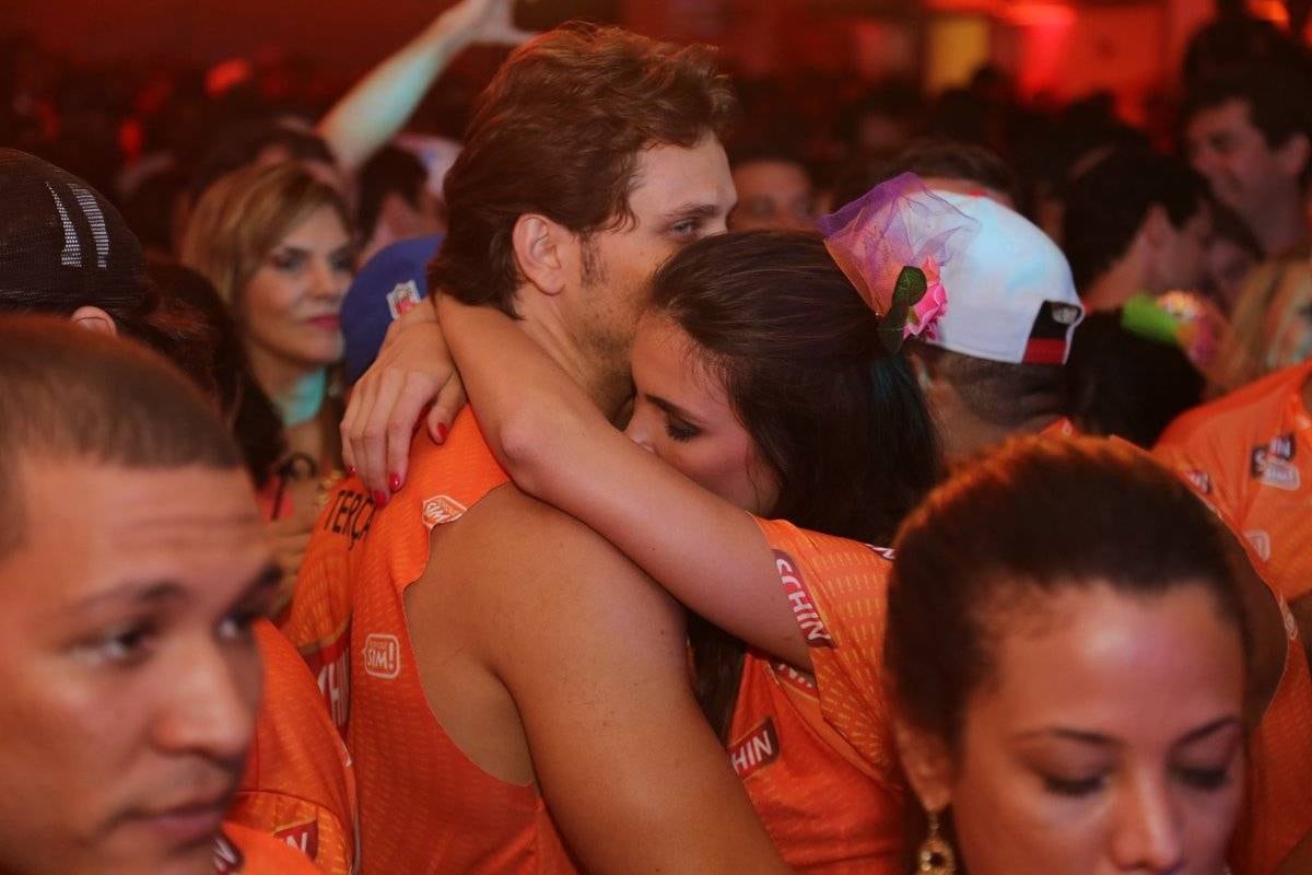 Kamilla e Eliéser eram só beijos em um camarote de Salvador. O casal curtiu show do cantor Jorge Aragão