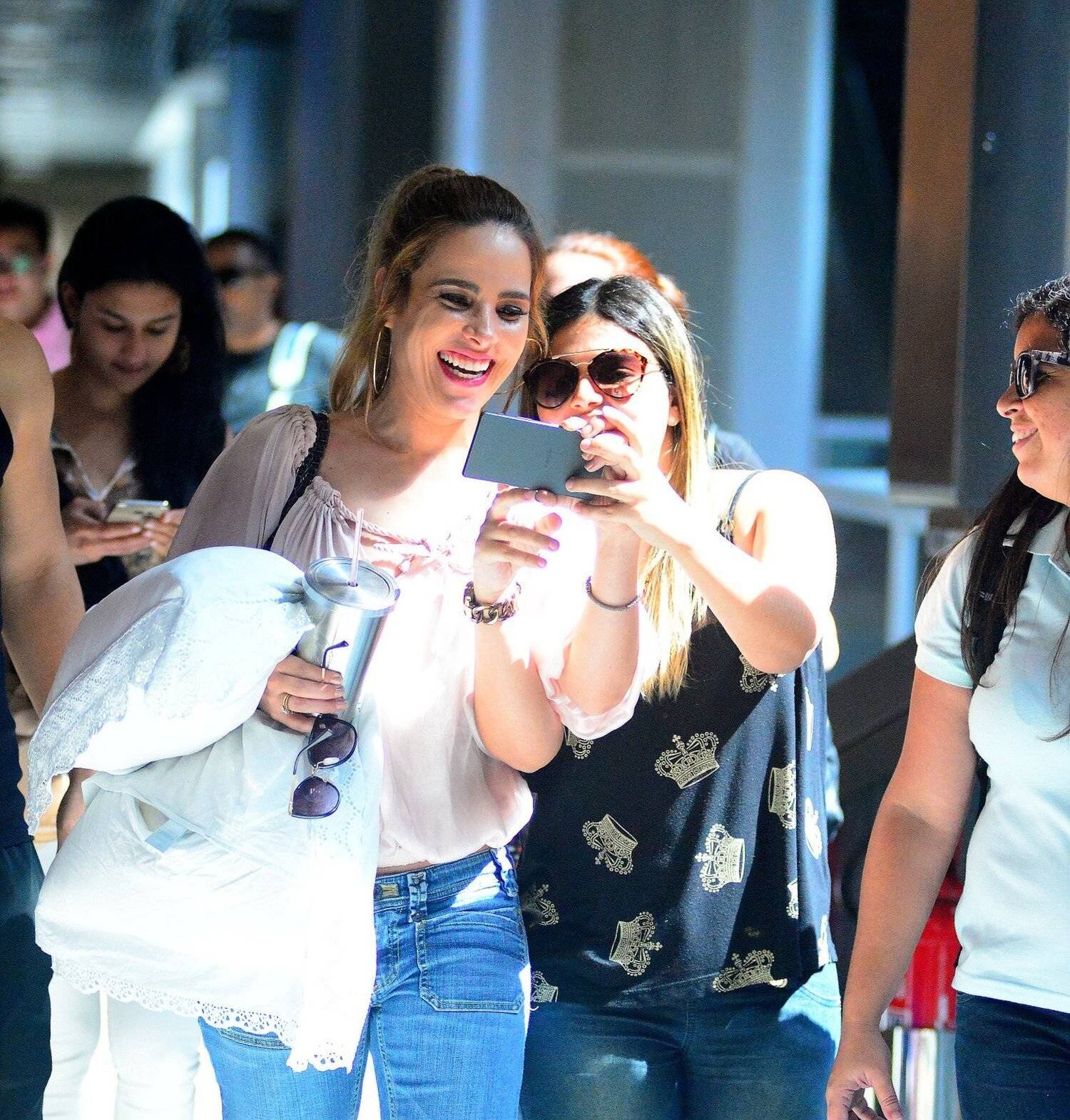 Wanessa é cercada por fãs em aeroporto do Rio