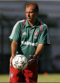 Alexandre Gama - Nos tempos de jogador, o técnico era conhecido apenas como Gama e jogou pelo Fluminense entre 1989 e 1990. Foi treinador do clube em 2004 e a passagem ficou marcada pela briga com Romário. Na ocasião, o Baixinho foi barrado e soltou a frase: