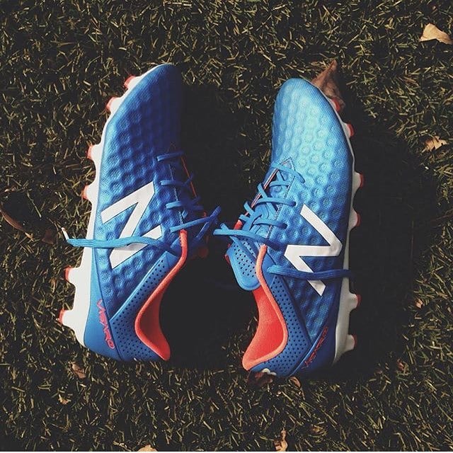 Outra marca que está entrando de vez no mercado é a New Balance. Nova fornecedora do Liverpool e do Porto, a marca também aposta em uma nova chuteira para essa temporada