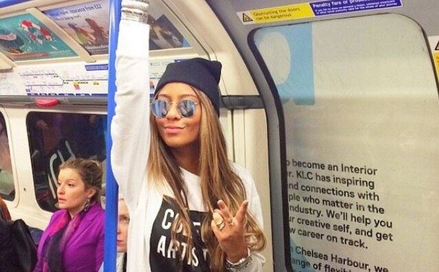 Rafaella Santos, irmã de Neymar, foi criticada nas redes sociais por postar uma foto em que aparece no metrô de Londres, a caminho da universidade. Um usuário chegou a dizer. "Com o irmão pagando é fácil fazer faculdade em Londres!" Outro desafiou. "Quero ver falar isso no trem da linha vermelha de São Paulo (risos)"
