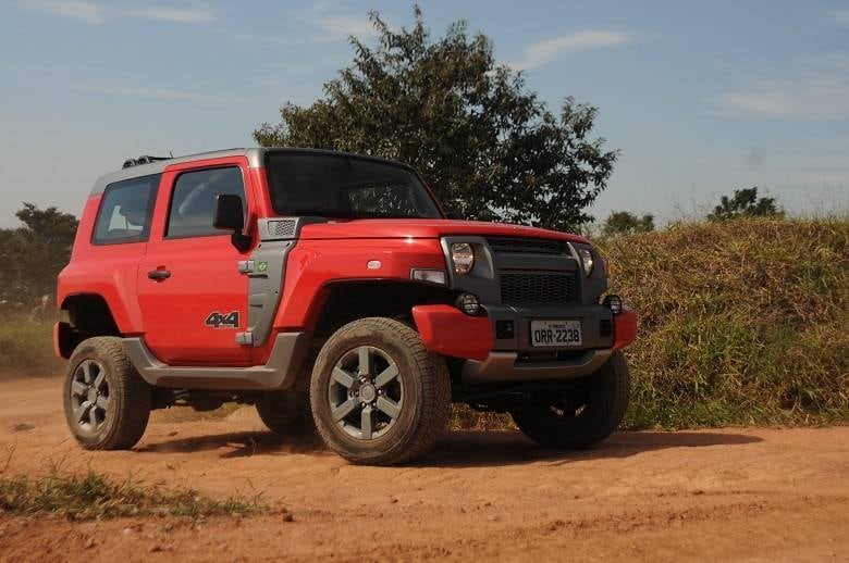 A Troller apresentou nesta terça-feira (24) a nova geração do T4, jipe 100% nacional produzido em Horizonte, no Ceará. O modelo começa a ser vendido no fim de julho por cerca de R$ 110 mil (15% mais caro), com o motor 3.2 diesel emprestado da Ford Ranger. LEIA AQUI TODOS OS DETALHES E AS PRIMEIRAS IMPRESSÕES DO NOVO TROLLER T4