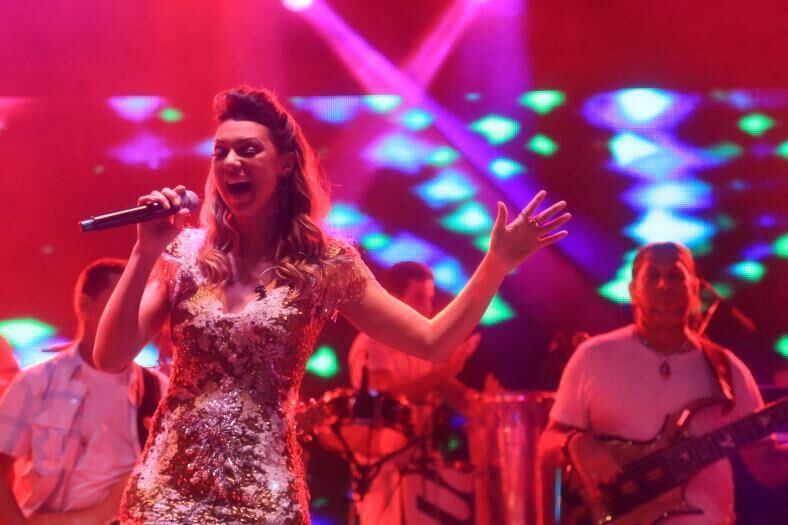 Vina Calmon encarou a responsabilidade de cantar à frente do Cheiro de Amor, em Salvador