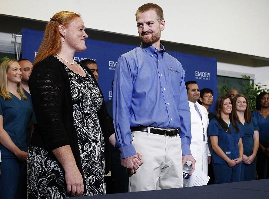 Kent Brantly (à dir.), que contraiu Ebola, e sua mulher, Amber Brantly, participam de uma conferência no Hospital Universitário em Atlanta, nesta sexta-feira (22). 

Ele é o segundo médico americano que contraiu a doença e está em tratamento com uma medicação experimental