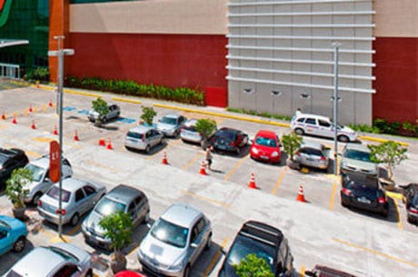 Oito principais centros de compras associados associados à Abrasce vão cobrar estacionamento