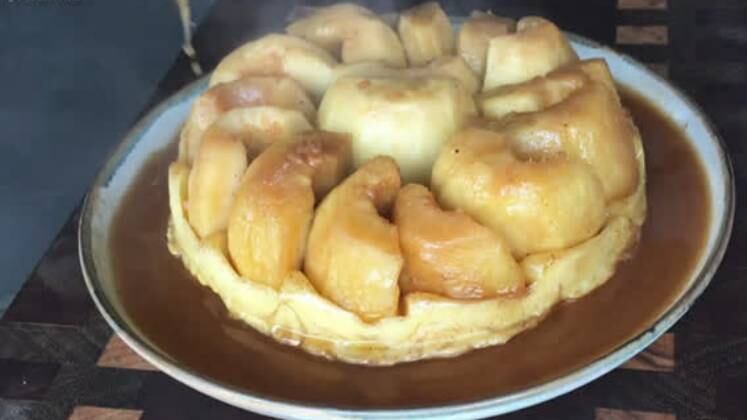 Tarte Tatin conhecida como torta invertida é uma opção de receita com fruta! 

Ingredientes para a massa:

250g de farinha
125g de manteiga
1 gema de ovo
1/2 xícara de água
1 pitada de sal

Preparo:
Após misturar tudo, deixe descansar na geladeira.

Ingredientes para o recheio:

9 maçãs (descascada e sem o centro)
Caramelo (150g de açúcar e 150g de manteiga)

Preparo:

Em um recipiente, coloque o caramelo, as maçãs em pé, como na foto, e por último a massa. Assar em um forno pré-aquecido a 180ºC por 20 a 25 minutos.